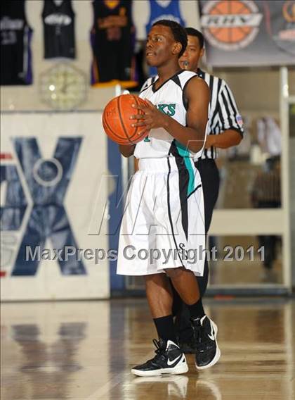Thumbnail 1 in Santiago vs. Green Valley (MaxPreps Holiday Classic) photogallery.