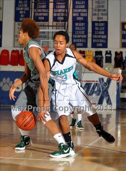 Thumbnail 3 in Santiago vs. Green Valley (MaxPreps Holiday Classic) photogallery.