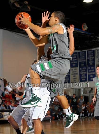 Thumbnail 2 in Santiago vs. Green Valley (MaxPreps Holiday Classic) photogallery.