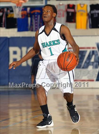 Thumbnail 3 in Santiago vs. Green Valley (MaxPreps Holiday Classic) photogallery.