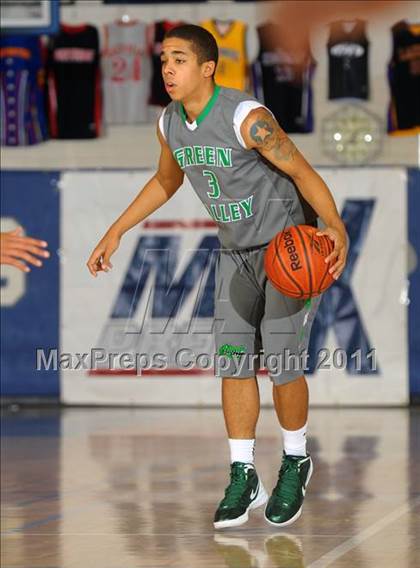 Thumbnail 2 in Santiago vs. Green Valley (MaxPreps Holiday Classic) photogallery.
