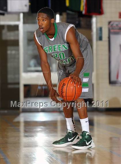 Thumbnail 2 in Santiago vs. Green Valley (MaxPreps Holiday Classic) photogallery.