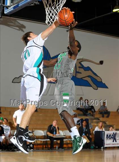 Thumbnail 3 in Santiago vs. Green Valley (MaxPreps Holiday Classic) photogallery.