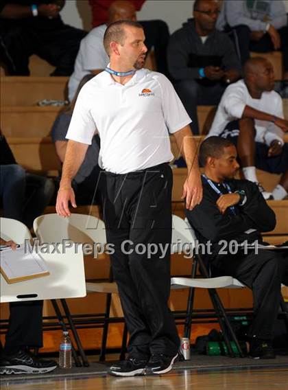 Thumbnail 2 in Santiago vs. Green Valley (MaxPreps Holiday Classic) photogallery.
