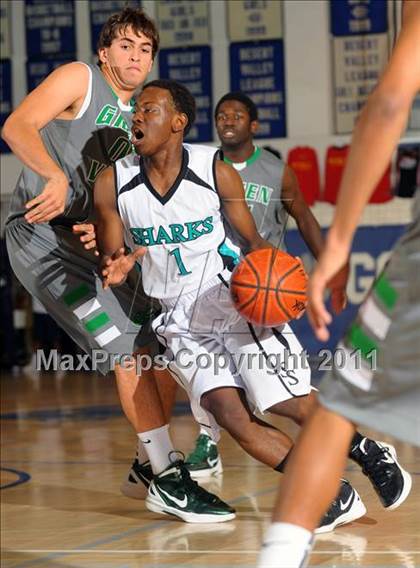 Thumbnail 3 in Santiago vs. Green Valley (MaxPreps Holiday Classic) photogallery.