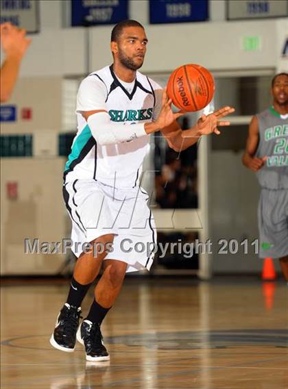 Thumbnail 1 in Santiago vs. Green Valley (MaxPreps Holiday Classic) photogallery.