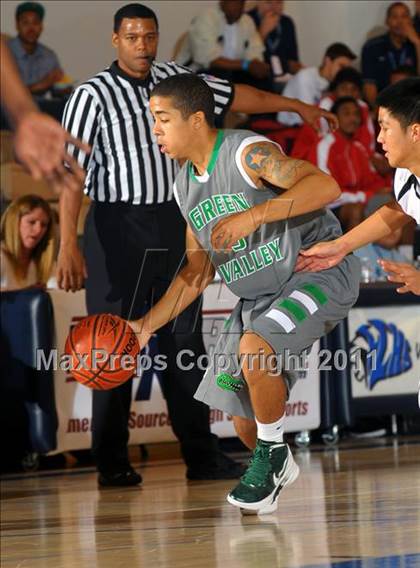 Thumbnail 1 in Santiago vs. Green Valley (MaxPreps Holiday Classic) photogallery.
