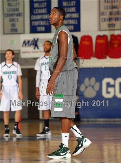 Thumbnail 3 in Santiago vs. Green Valley (MaxPreps Holiday Classic) photogallery.