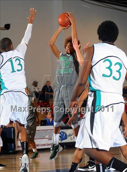Thumbnail 2 in Santiago vs. Green Valley (MaxPreps Holiday Classic) photogallery.