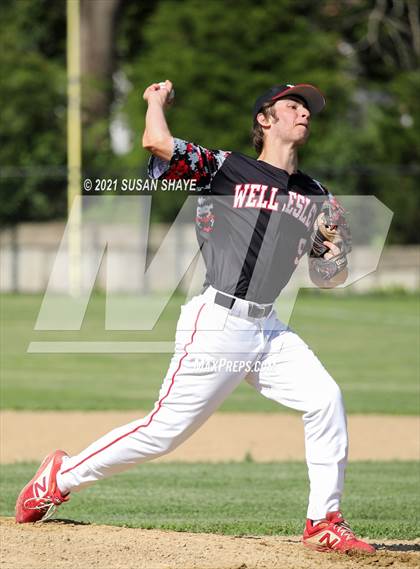 Thumbnail 3 in Wellesley vs. Boston College High (MIAA Division 1 South Quarterfinal) photogallery.