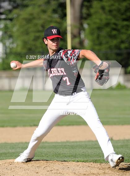 Thumbnail 3 in Wellesley vs. Boston College High (MIAA Division 1 South Quarterfinal) photogallery.