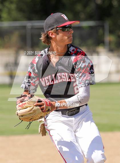 Thumbnail 1 in Wellesley vs. Boston College High (MIAA Division 1 South Quarterfinal) photogallery.
