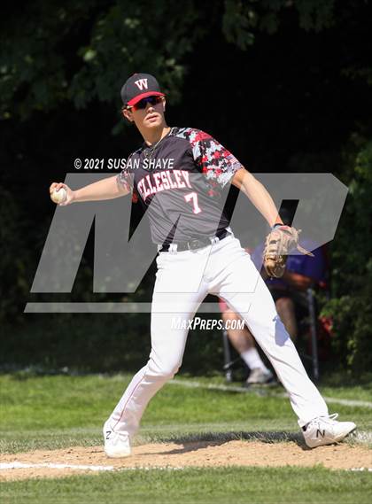 Thumbnail 2 in Wellesley vs. Boston College High (MIAA Division 1 South Quarterfinal) photogallery.