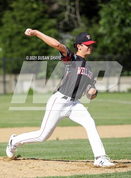 Thumbnail 3 in Wellesley vs. Boston College High (MIAA Division 1 South Quarterfinal) photogallery.