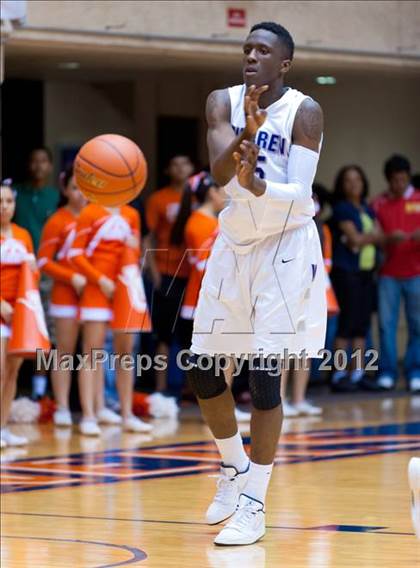 Thumbnail 2 in Warren vs. United (UIL 5A Regional Semifinal) photogallery.