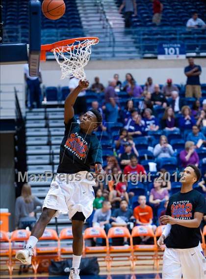 Thumbnail 3 in Warren vs. United (UIL 5A Regional Semifinal) photogallery.