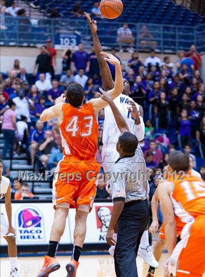 Thumbnail 3 in Warren vs. United (UIL 5A Regional Semifinal) photogallery.