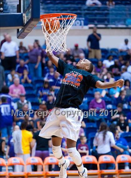 Thumbnail 2 in Warren vs. United (UIL 5A Regional Semifinal) photogallery.