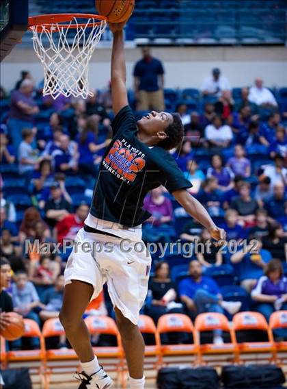 Thumbnail 3 in Warren vs. United (UIL 5A Regional Semifinal) photogallery.