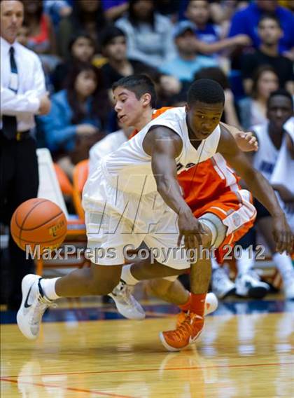 Thumbnail 3 in Warren vs. United (UIL 5A Regional Semifinal) photogallery.