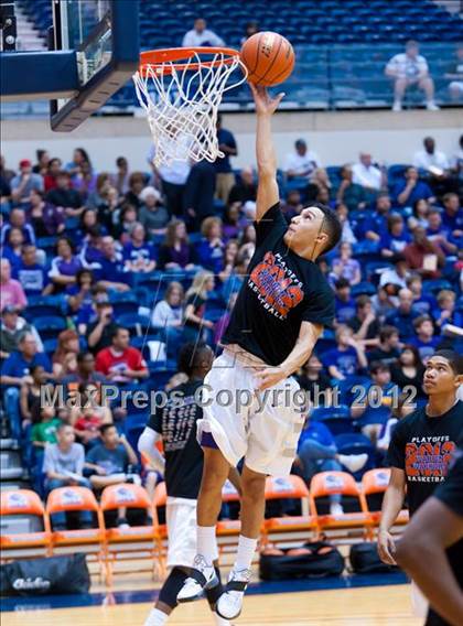 Thumbnail 1 in Warren vs. United (UIL 5A Regional Semifinal) photogallery.