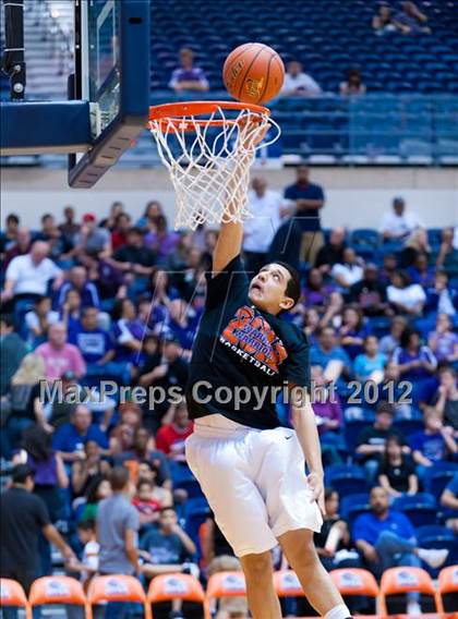 Thumbnail 3 in Warren vs. United (UIL 5A Regional Semifinal) photogallery.