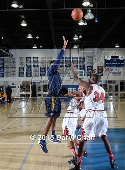 Thumbnail 3 in Warren @ Antelope Valley (MaxPreps Holiday Classic) photogallery.