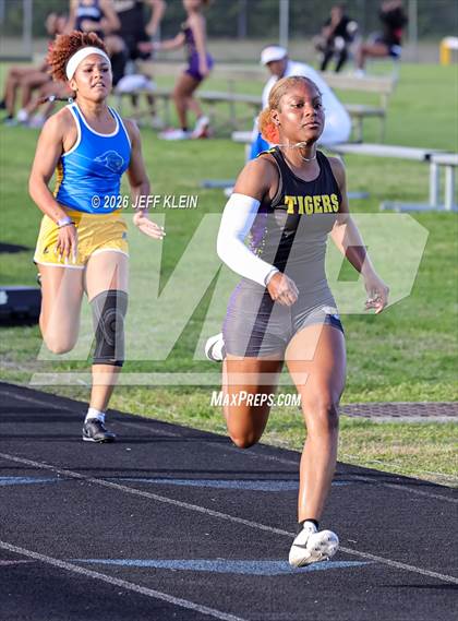 Thumbnail 2 in Clyde Harris Invitational photogallery.