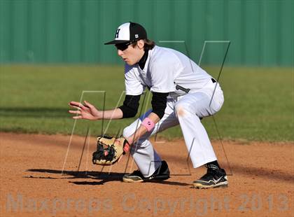 Thumbnail 3 in Aubrey vs Howe (Farmersville Invitational) photogallery.