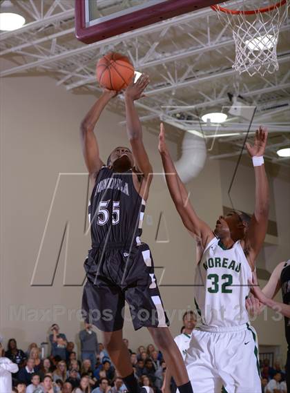 Thumbnail 2 in Palos Verdes Peninsula vs. Moreau Catholic (MaxPreps Holiday Classic) photogallery.