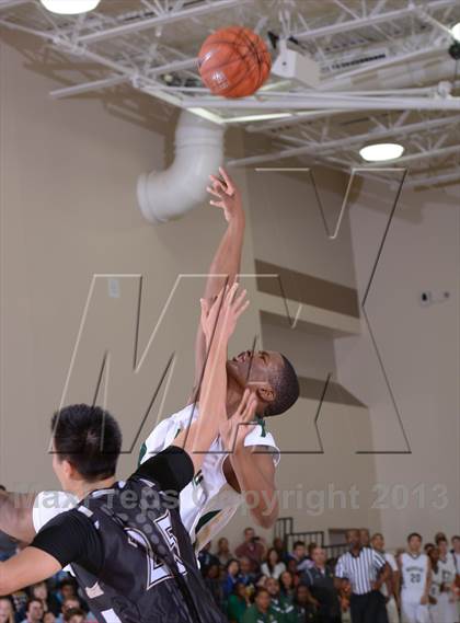 Thumbnail 1 in Palos Verdes Peninsula vs. Moreau Catholic (MaxPreps Holiday Classic) photogallery.