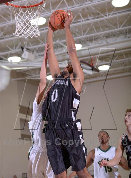 Thumbnail 2 in Palos Verdes Peninsula vs. Moreau Catholic (MaxPreps Holiday Classic) photogallery.