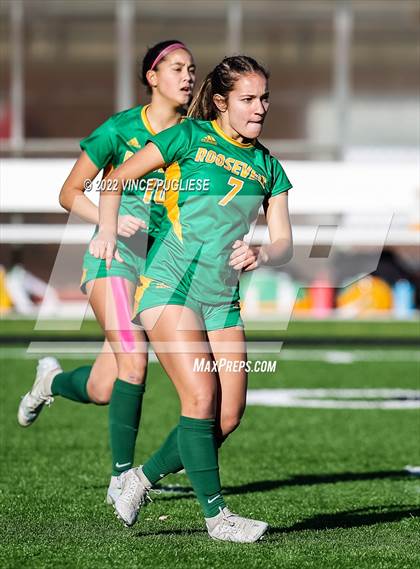 Thumbnail 3 in Seattle Prep vs. Roosevelt (WIAA 3A Semi-Final) photogallery.