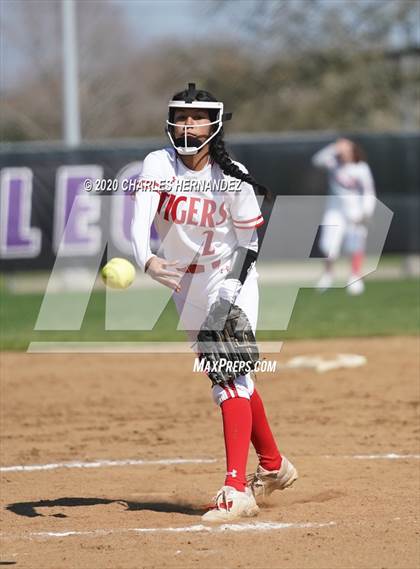 Thumbnail 3 in Belton vs. Boerne (NFCA Texas High School Leadoff Classic) photogallery.
