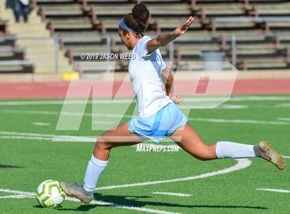 Thumbnail 2 in California vs. Clovis North photogallery.