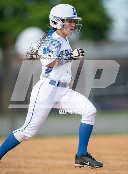 Thumbnail 3 in Island Trees vs Division (NYSPHSAA Sec 8 Class A First Round) photogallery.