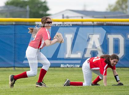 Thumbnail 3 in Island Trees vs Division (NYSPHSAA Sec 8 Class A First Round) photogallery.