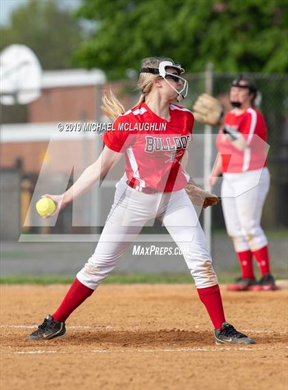 Thumbnail 3 in Island Trees vs Division (NYSPHSAA Sec 8 Class A First Round) photogallery.