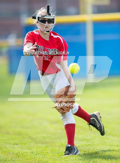 Thumbnail 3 in Island Trees vs Division (NYSPHSAA Sec 8 Class A First Round) photogallery.