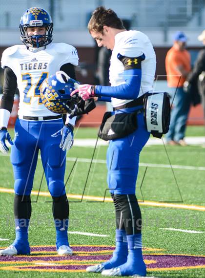 Thumbnail 1 in Leonard vs Cisco (UIL 2A Semifinals) photogallery.