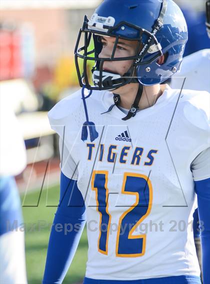 Thumbnail 3 in Leonard vs Cisco (UIL 2A Semifinals) photogallery.