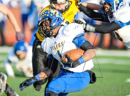 Thumbnail 3 in Leonard vs Cisco (UIL 2A Semifinals) photogallery.