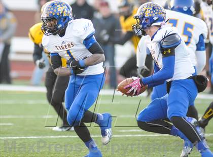 Thumbnail 3 in Leonard vs Cisco (UIL 2A Semifinals) photogallery.
