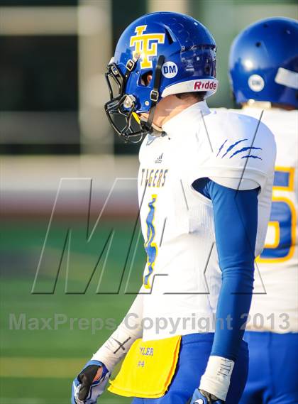 Thumbnail 2 in Leonard vs Cisco (UIL 2A Semifinals) photogallery.
