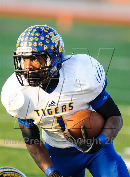 Thumbnail 2 in Leonard vs Cisco (UIL 2A Semifinals) photogallery.