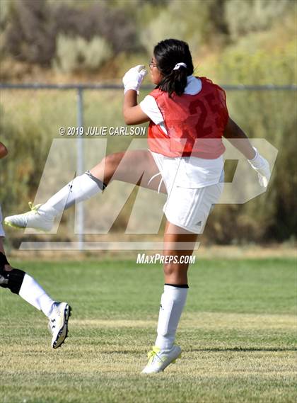 Thumbnail 3 in Bloomfield vs Piedra Vista (Aztec Tiger Shootout) photogallery.