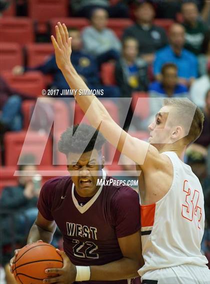 Thumbnail 2 in Belleville West vs. Edwardsville photogallery.