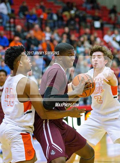 Thumbnail 3 in Belleville West vs. Edwardsville photogallery.