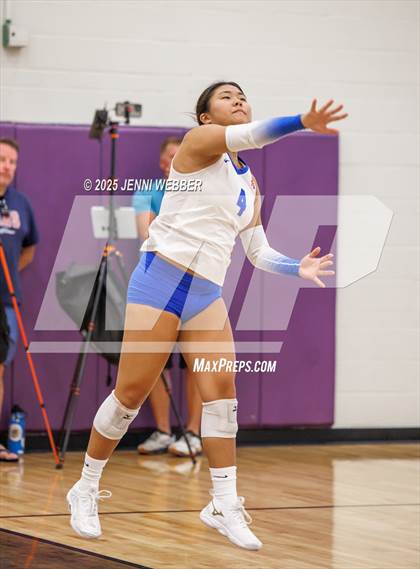 Thumbnail 2 in Village Christian vs. Los Alamitos (Durango Fall Classic) photogallery.
