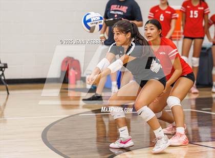 Thumbnail 3 in Village Christian vs. Los Alamitos (Durango Fall Classic) photogallery.